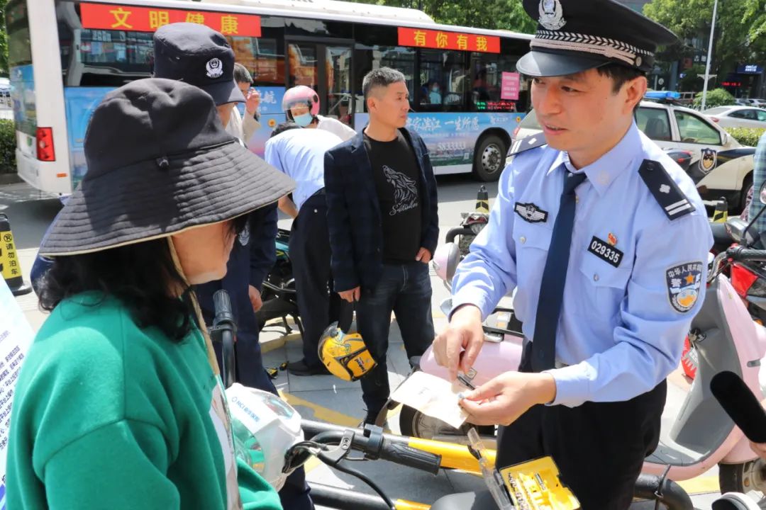 民警对女孩大喊：“我们要你！” 丨一分钟速览安徽法治新闻