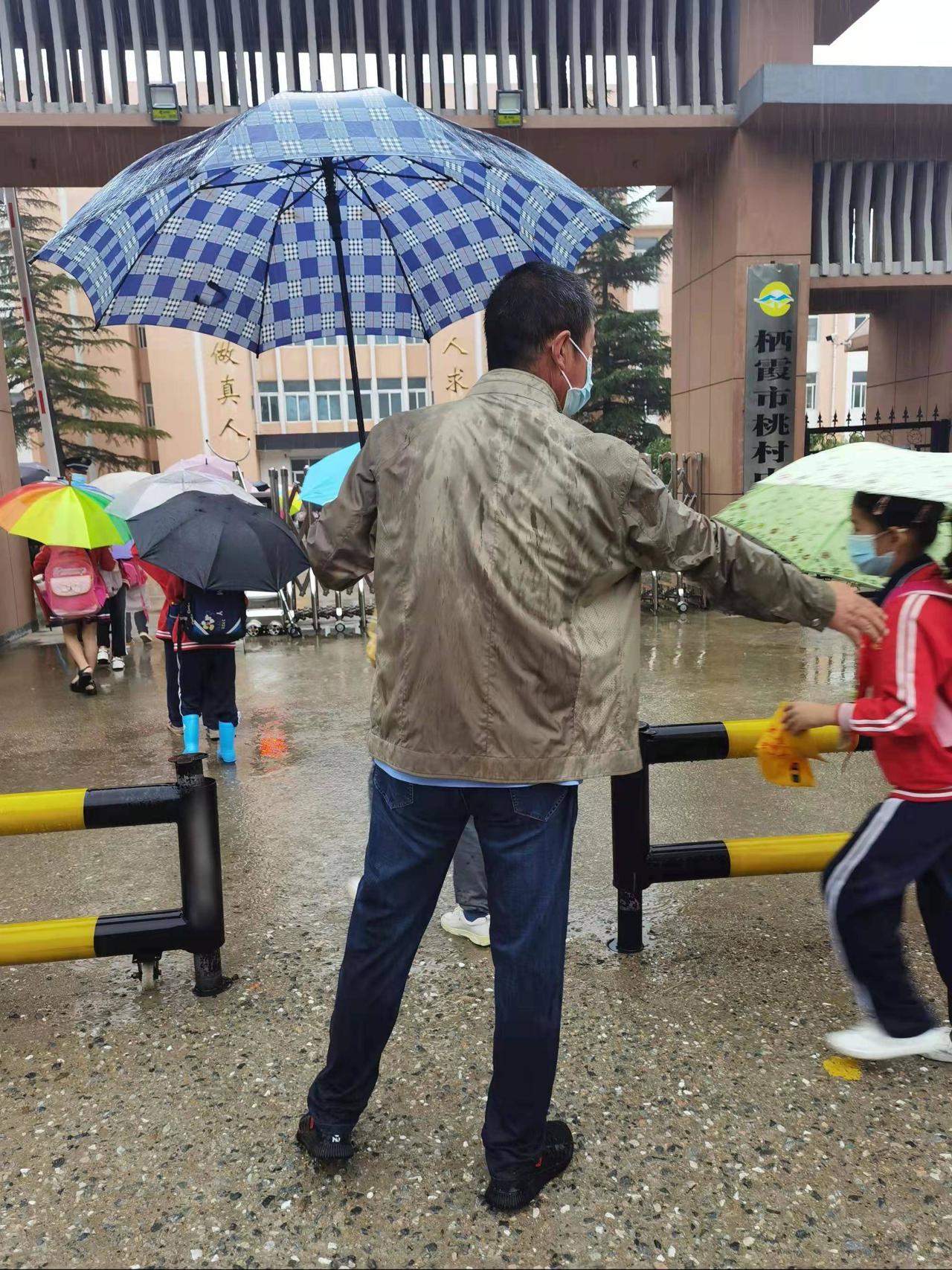 栖霞市桃村中心小学爱心志愿者护学岗行动(图1)