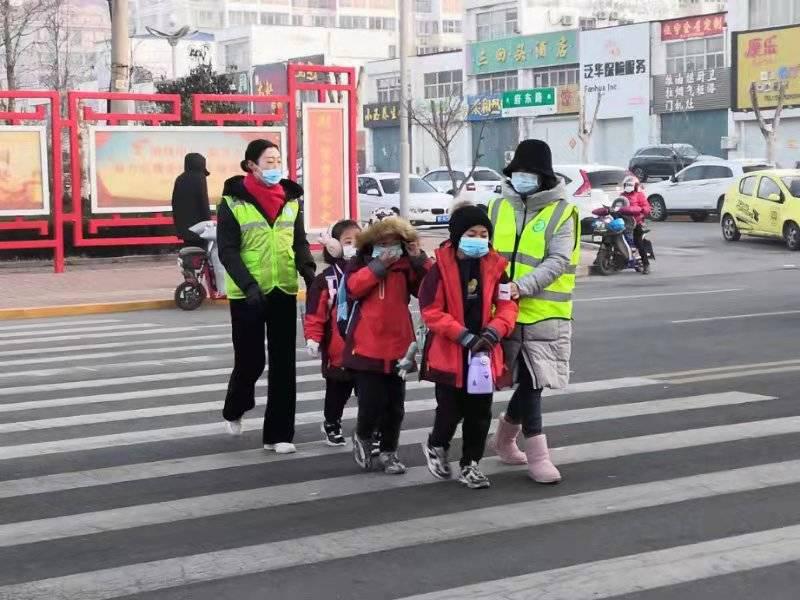 栖霞市桃村中心小学爱心志愿者护学岗行动(图3)