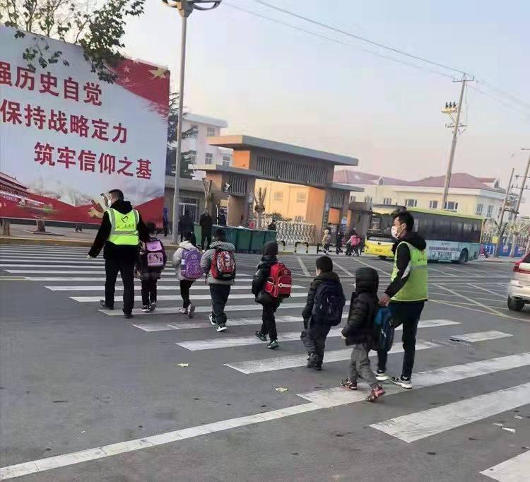 栖霞市桃村中心小学爱心志愿者护学岗行动(图4)