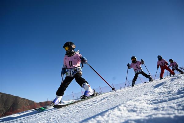 滑雪有什么用(北京冬奥入门：呼啸而来的高山滑雪，为啥被誉为冰雪运动“皇冠上的明珠”？)
