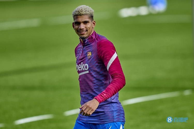 希望与球员续约5年（世体：巴萨未来几天将与阿劳霍开启续约谈判，希望与球员续约5年）-趣拿体育