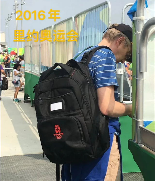 回到2010年买世界杯(14年没坏！2008年奥运媒体包“歪果仁”从北京又背回北京，网友：来免费“续包”了吗)