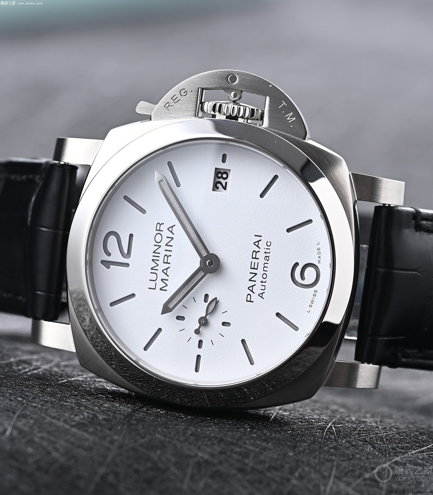 沛纳海推出了新款luminor marina quaranta手表,即40毫米尺寸,有护桥