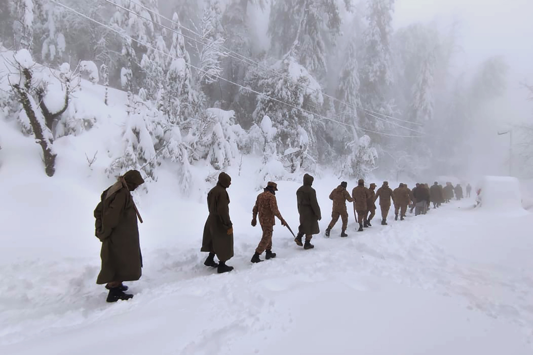 雪灾图片(巴基斯坦北部度假胜地穆里山区遭遇雪灾)