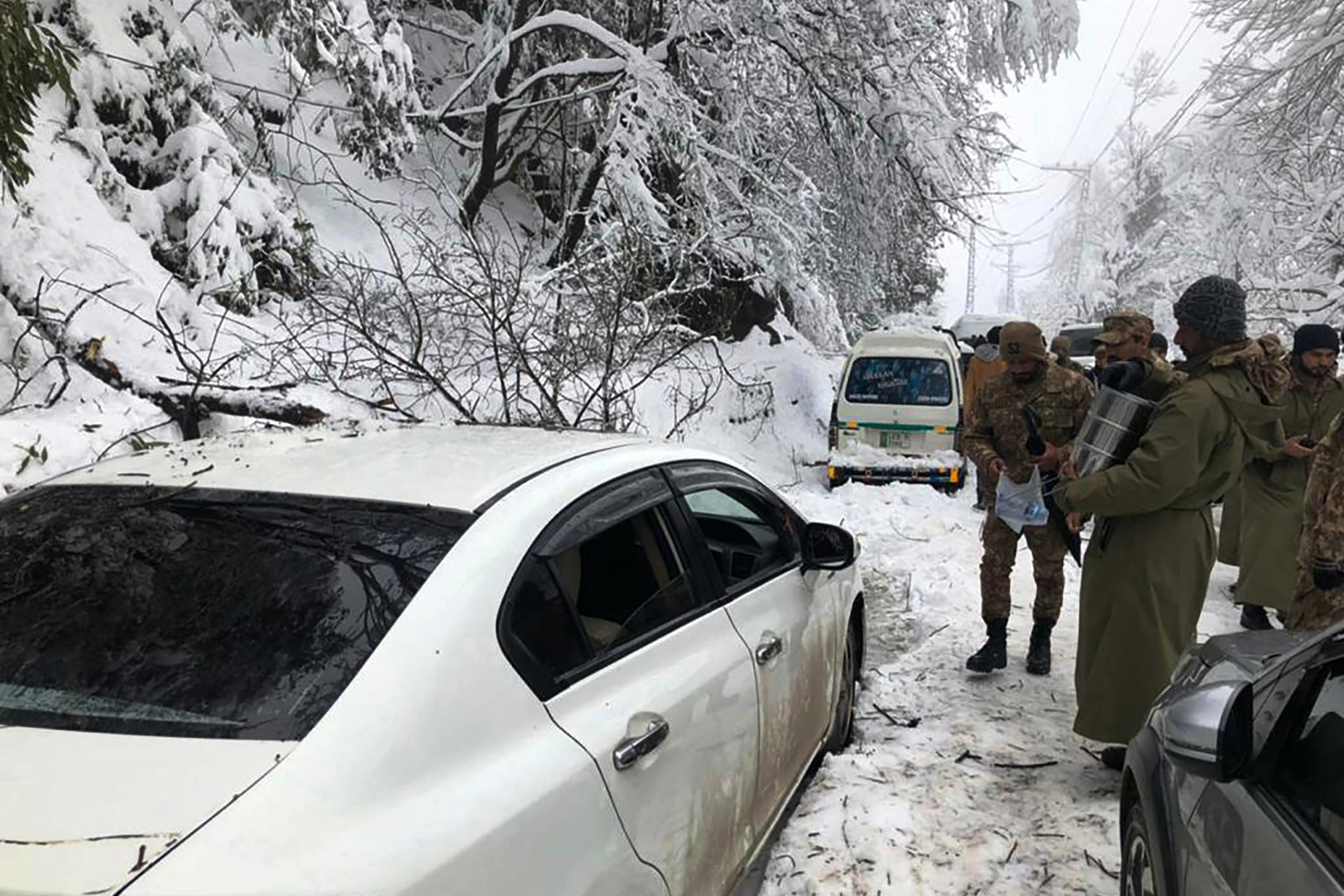 雪灾图片(巴基斯坦北部度假胜地穆里山区遭遇雪灾)