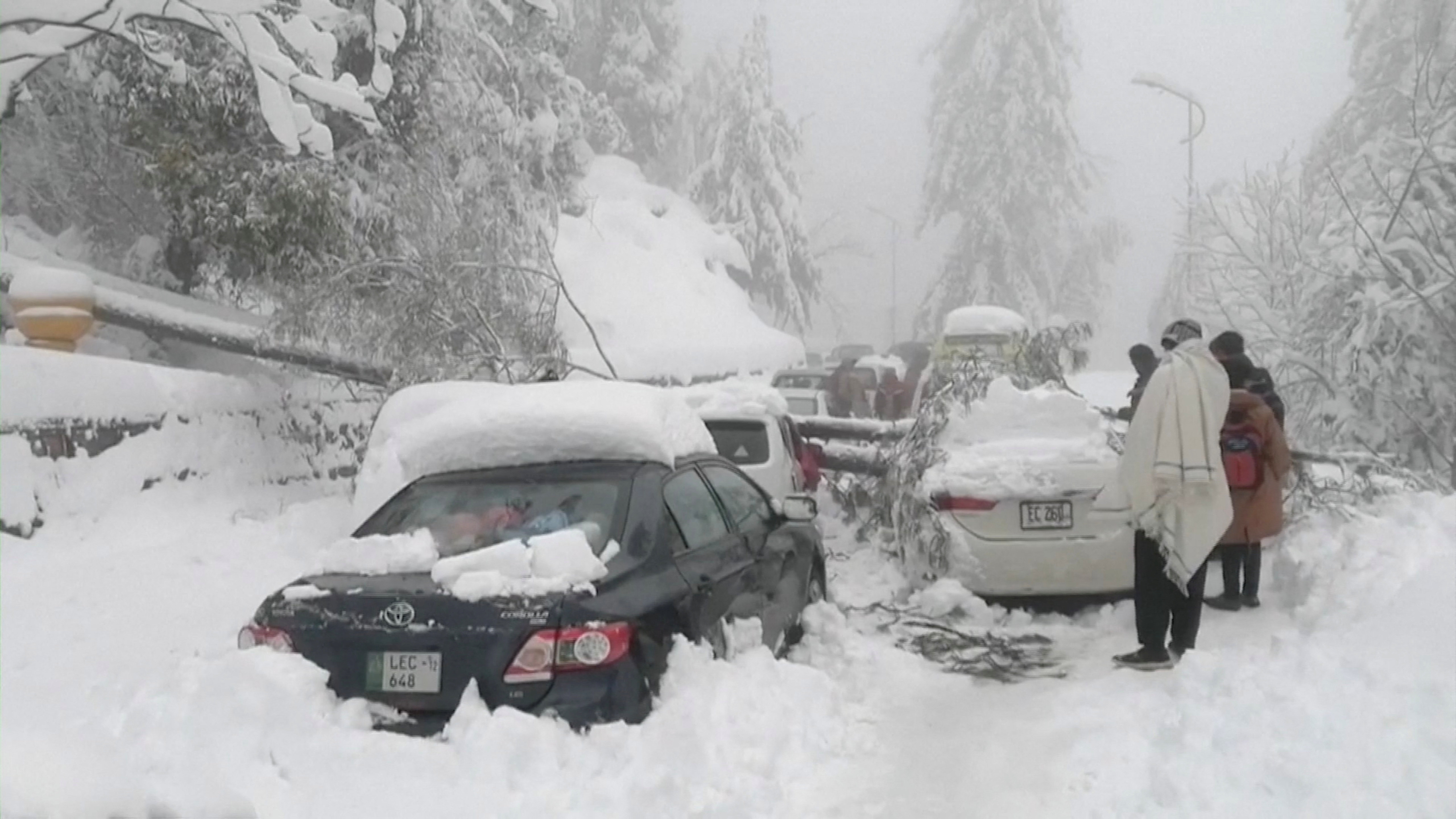 雪灾图片(巴基斯坦北部度假胜地穆里山区遭遇雪灾)