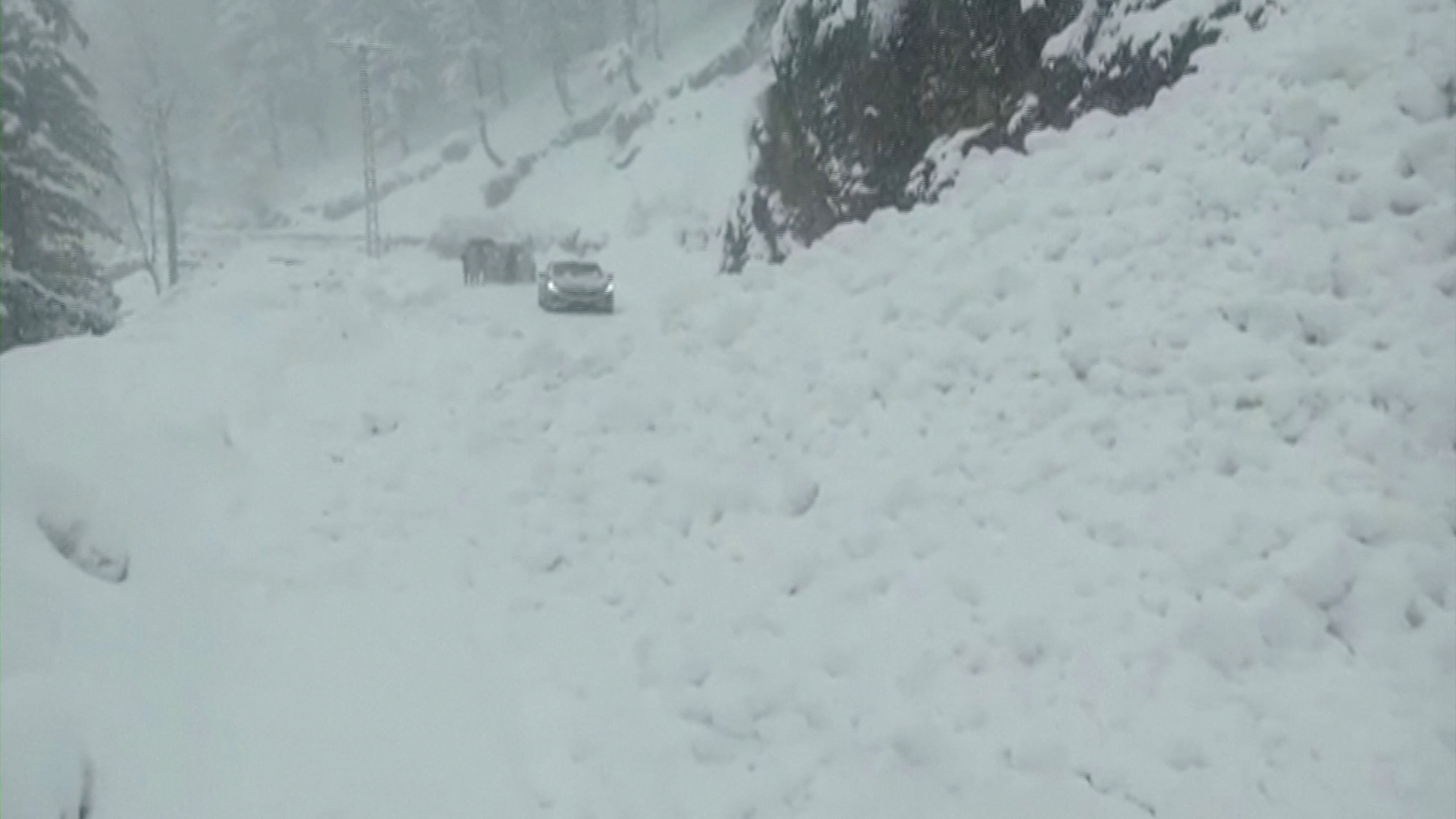 雪灾图片(巴基斯坦北部度假胜地穆里山区遭遇雪灾)