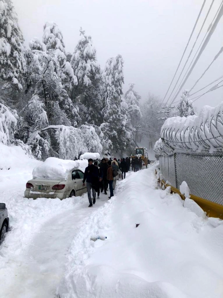 对悲剧感到震惊(巴基斯坦景区遭暴雪袭击，千车被困至少22人死亡)