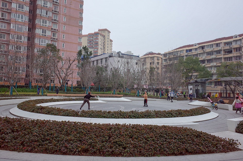 乐山哪里可以绷羽毛球线(口袋公园的日常｜冬雨后，居民老吴又和老伙伴们相聚长廊下)