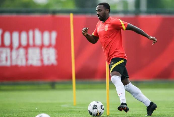 希望他们兑现承诺出战12强赛（沪媒：足协仍在联系归化球员出战，希望他们能够兑现承诺）