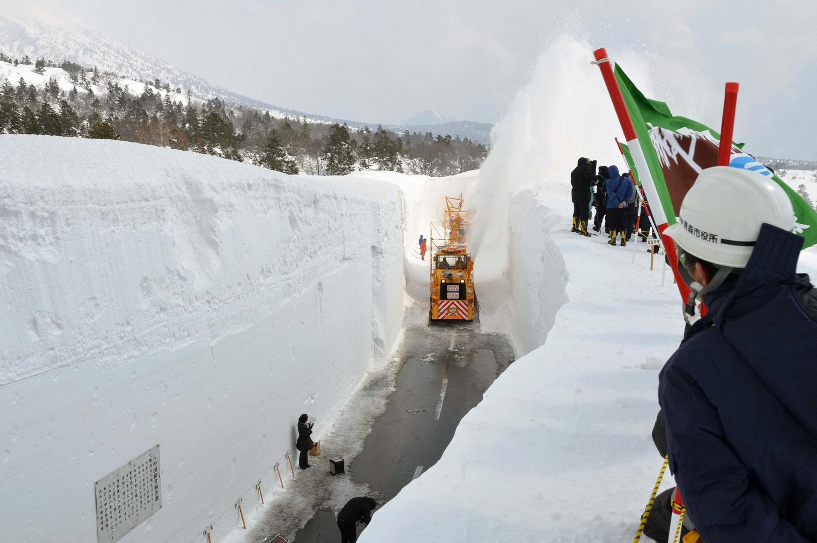 能在这个雪地里踢球太棒了(雪地踢球练技术，铲雪练体能！冰雪胜地中走出日本冠军足球队)