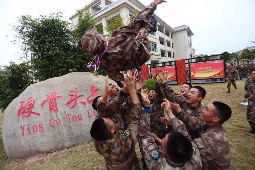 钢铁先锋榜|两栖突击当尖兵 高擎战旗砺硬骨——赵松