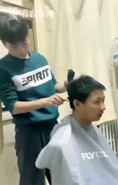 学校封闭管理 大二男生化身Tony免费为百名同学理发：开心满意就好