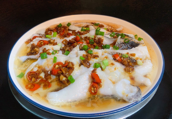 10分钟快手低脂菜:蒜蓉金针菇蒸黑鱼片