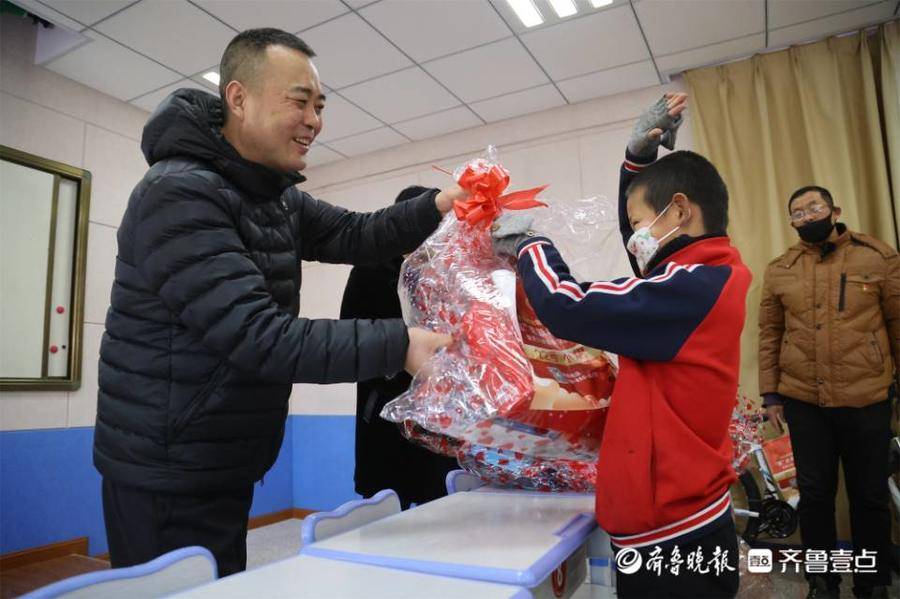 被礼物压弯了腰也舍不得放手，70份心愿礼物送到栖霞孩子们手中