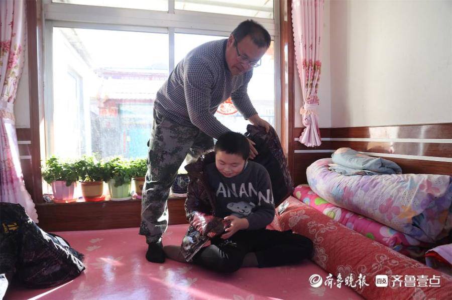 被礼物压弯了腰也舍不得放手，70份心愿礼物送到栖霞孩子们手中