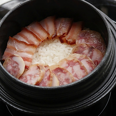 臘味煲仔飯的做法,臘味煲仔飯的做法 砂鍋教學