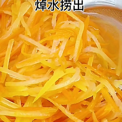 土豆胡萝卜饼的做法（3步做出孩子都爱吃的土豆胡萝卜饼）