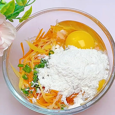 土豆胡萝卜饼的做法（3步做出孩子都爱吃的土豆胡萝卜饼）