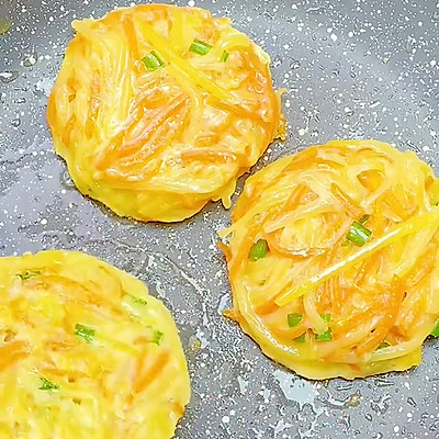 土豆胡萝卜饼的做法（3步做出孩子都爱吃的土豆胡萝卜饼）