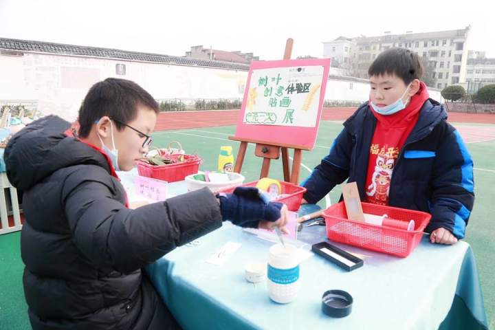 生活处处有惊喜，只要你有一双巧手，这所小学在期末搞了场劳动成果发布会