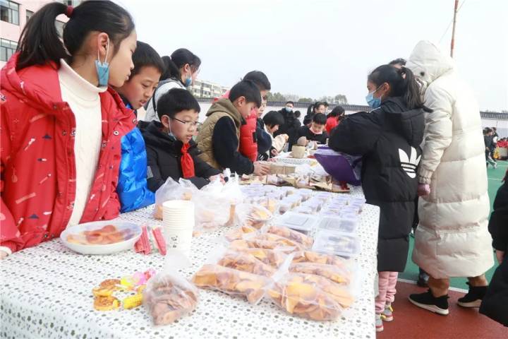 生活处处有惊喜，只要你有一双巧手，这所小学在期末搞了场劳动成果发布会