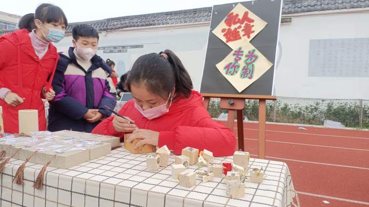 生活处处有惊喜，只要你有一双巧手，这所小学在期末搞了场劳动成果发布会