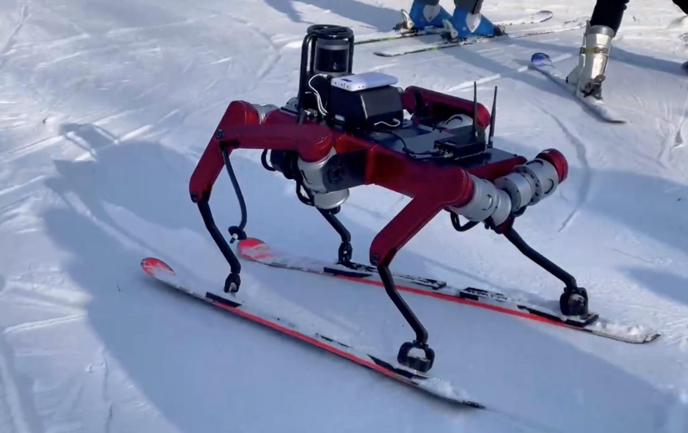 和机器人一起滑雪！六足滑雪机器人亮相助力科技冬奥