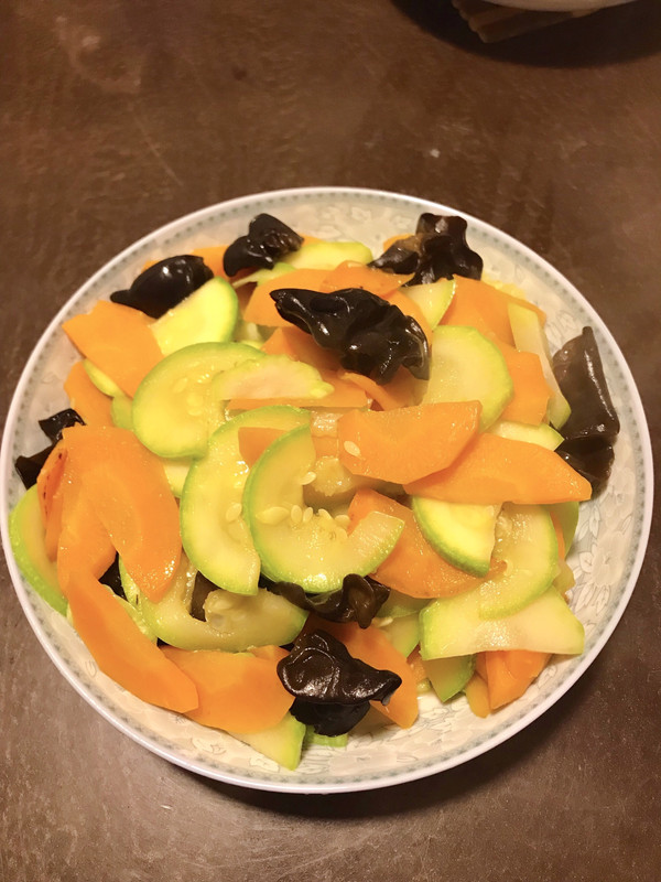 西葫芦炒红萝卜的做法(轻松做出好吃美味西葫芦炒胡萝卜)