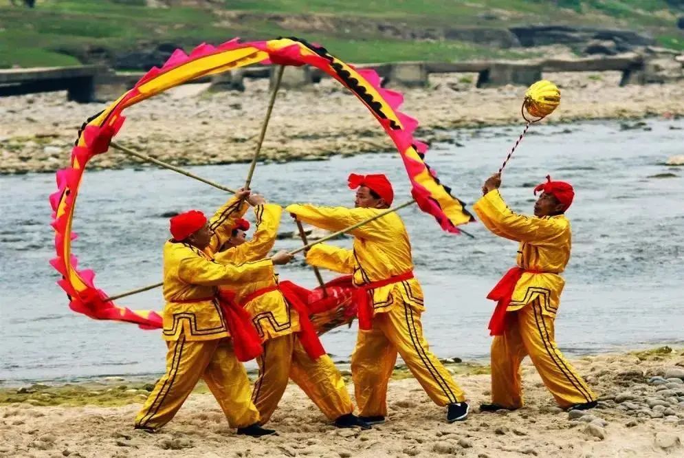 水龍板凳龍,鐵水火花龍……四川各地制龍技藝層出不窮舞龍方式花樣百