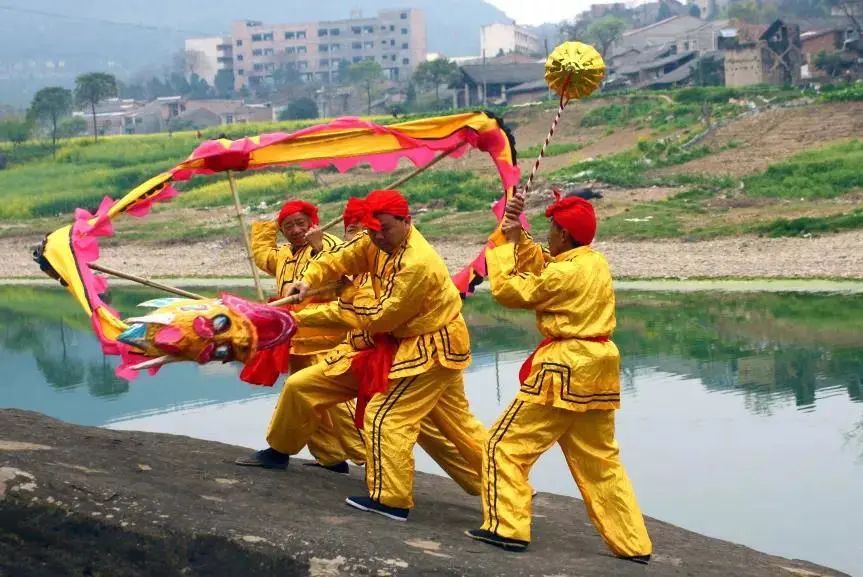 水龍板凳龍,鐵水火花龍……四川各地制龍技藝層出不窮舞龍方式花樣百