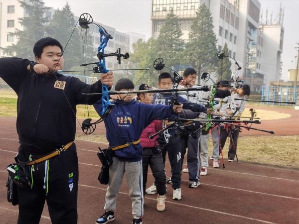 成都2021中小学生射箭比赛(跟着优秀的教练免费学射箭，以满环成绩破大赛纪录，武汉青山中学射箭队新年亮“箭”)