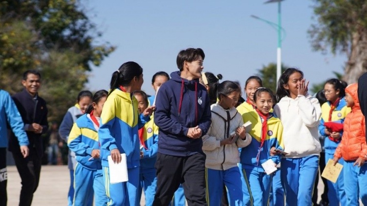 王霜进球后比心(王霜进球后比心，暖心动作兑现与云南“追风女孩”约定)