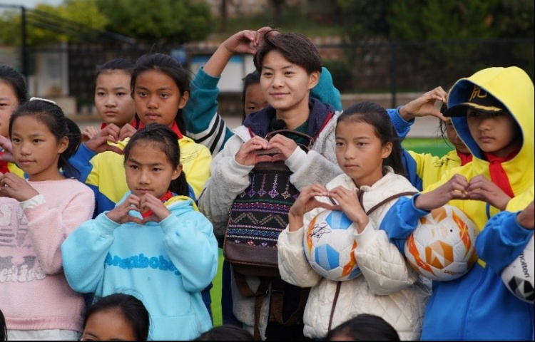 王霜进球后比心(王霜进球后比心，暖心动作兑现与云南“追风女孩”约定)