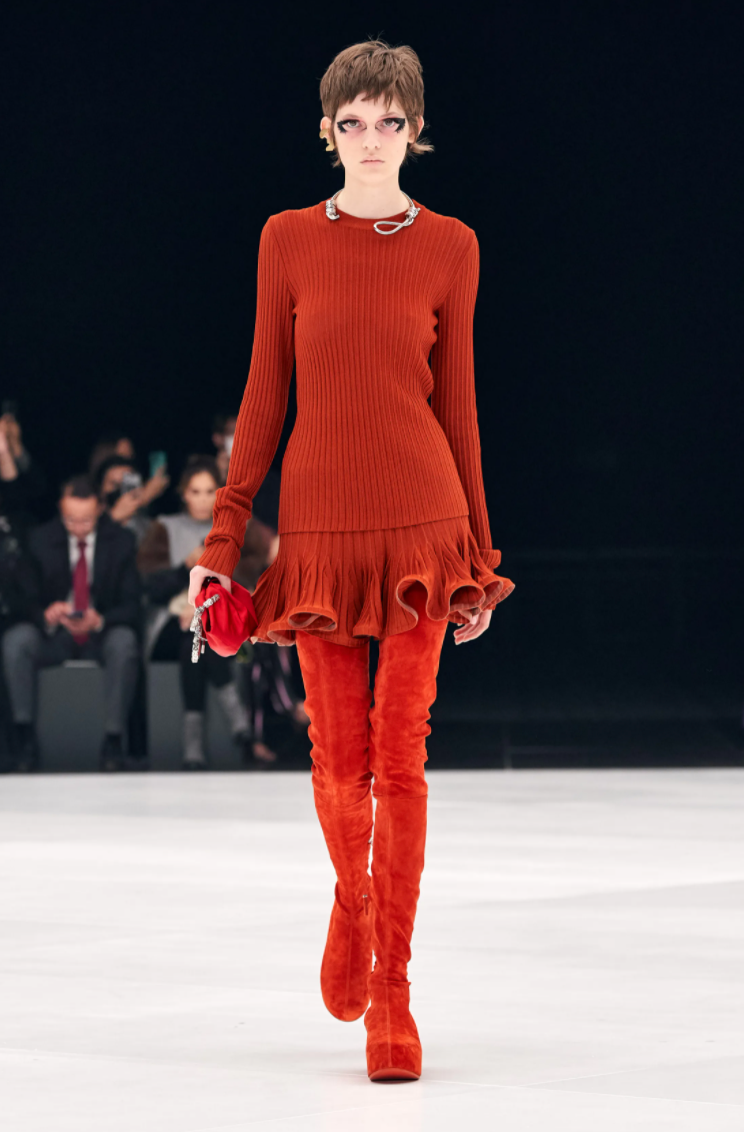 红色上衣配什么颜色的裤子(教你如何把红色穿出高级美)