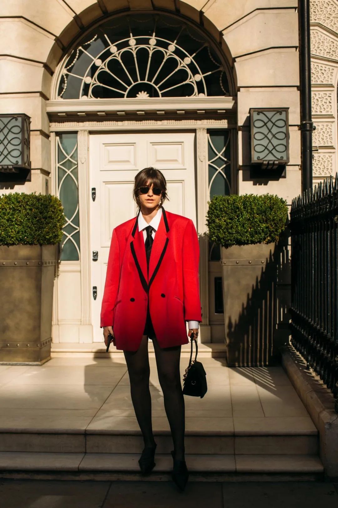 红色上衣配什么颜色的裤子(教你如何把红色穿出高级美)