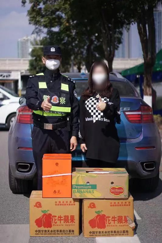 偷偷送礼物的人叫什么人（有人送你东西）