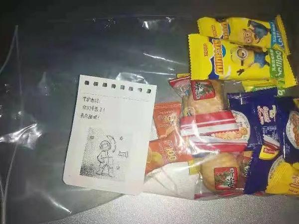 偷偷送礼物的人叫什么人（有人送你东西）