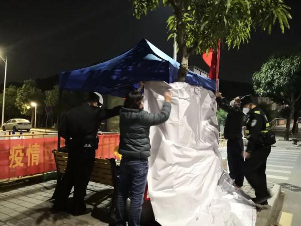 偷偷送礼物的人叫什么人（有人送你东西）