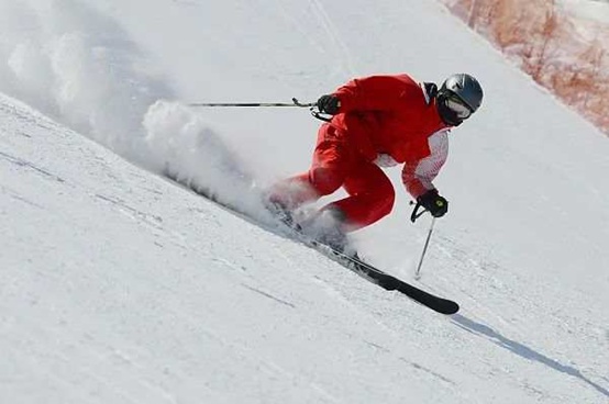 滑雪需要脱自己的鞋吗（你可以不会滑雪，但一定要会刹车！滑雪必备知识来了）-趣拿体育