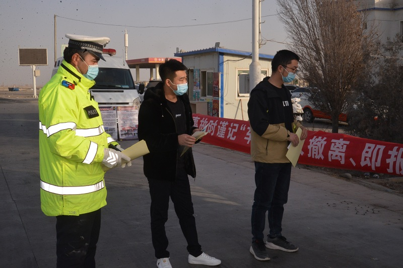 “车靠边、人撤离、即报警”丨和硕公安交警依托高速公路宣传阵地开展九字警句宣传活动