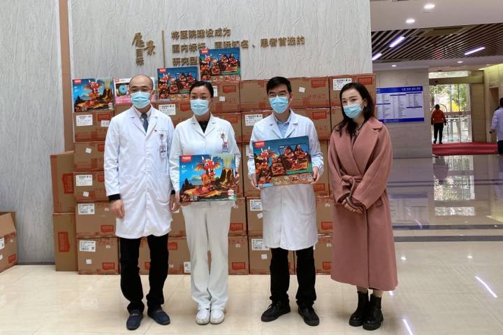 “拿到这样的礼物，心里很暖”奋战在抗疫一线的他们，收到这份特别的爱心
