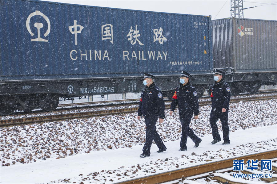 新春走基层｜铁警护春运 雪中巡查