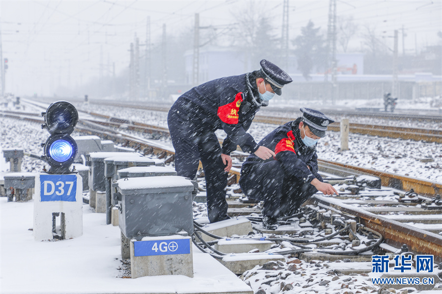 新春走基层｜铁警护春运 雪中巡查