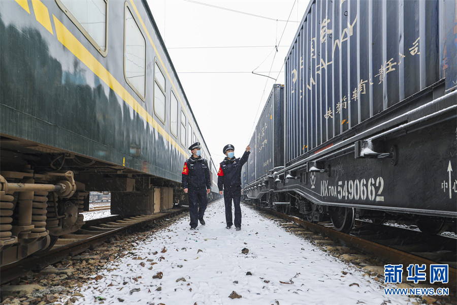 新春走基层｜铁警护春运 雪中巡查