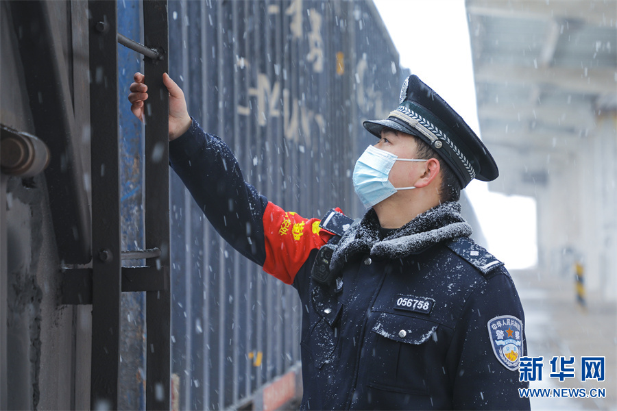 新春走基层｜铁警护春运 雪中巡查