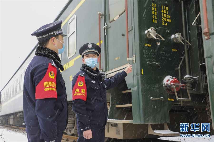 新春走基层｜铁警护春运 雪中巡查