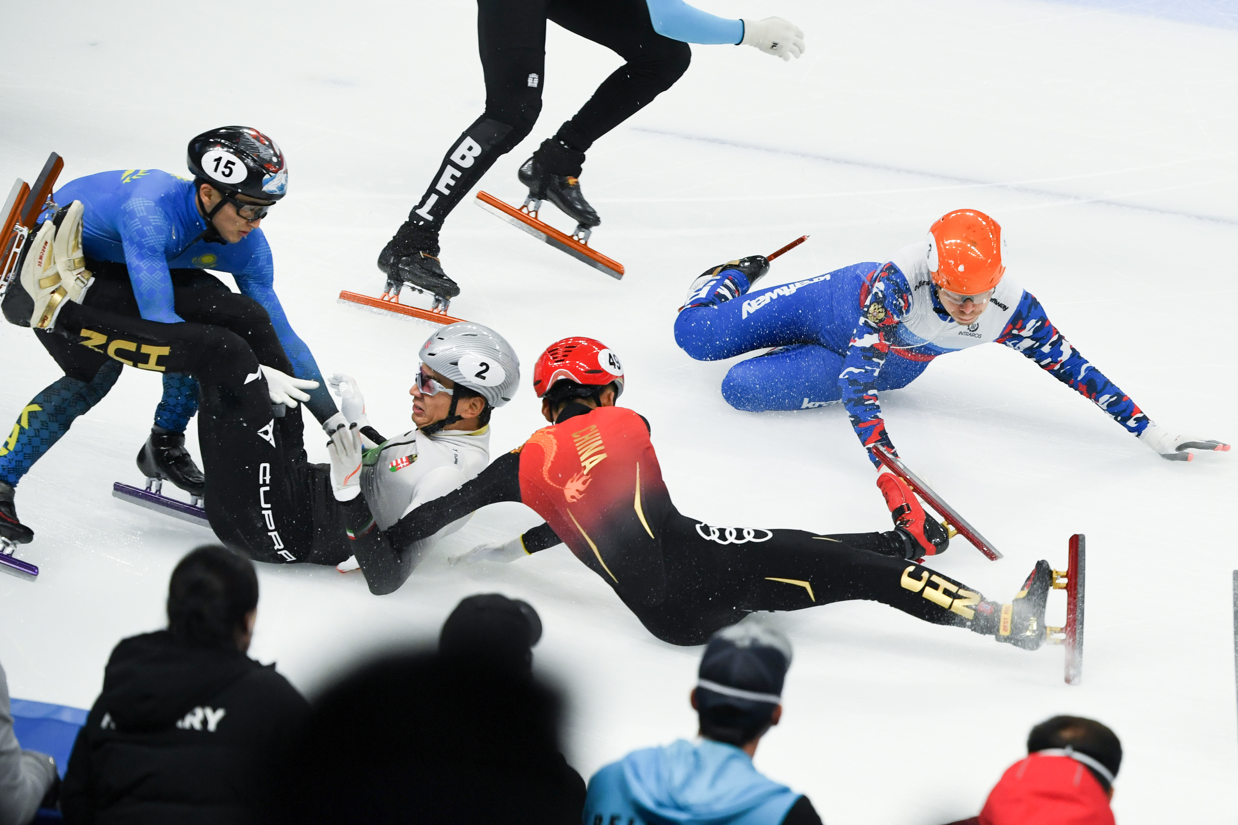 荷兰站短道速滑世界杯2021(北京冬奥会·短道速滑｜你不知道的冬奥事：短道速滑的“追尾”你看懂了吗？)