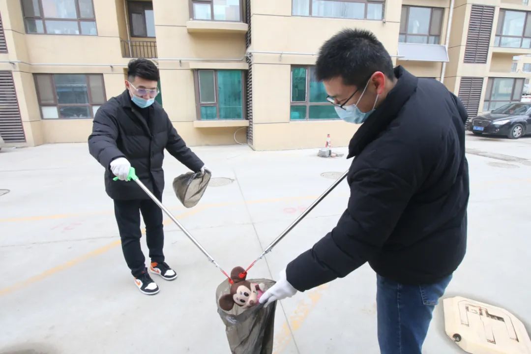 济南新材料产业园区到“双报到”社区开展卫生大扫除志愿活动